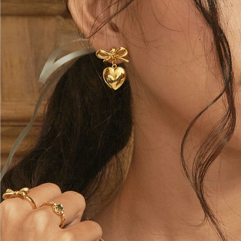 Gold heart dangle earrings M349